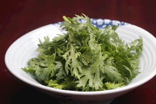 碗中鲜嫩茼蒿菜