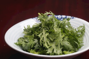 碗中鲜嫩茼蒿菜