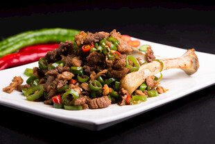香辣牛肉粒配辣椒