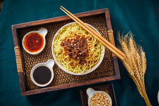 美味拌饭配酱料与麦穗