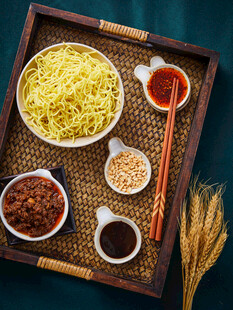 美味面食搭配多样调料