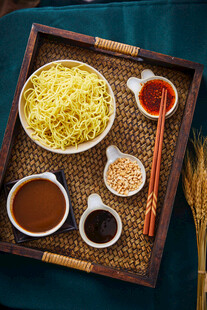中式面食调料组合摆盘