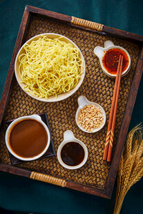 中式面食与调料组合