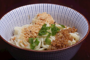 美味葱花拌面