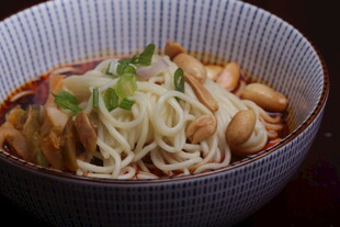 美味鸡肉面条碗