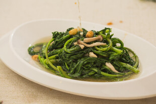 清炒菠菜配虾仁