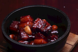 黑碗中的美味红烧肉