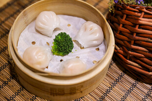 竹制蒸笼里的虾仁蒸饺