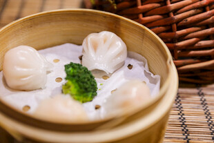 竹制蒸笼里的美味虾饺