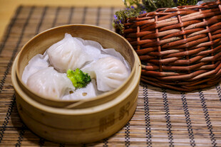 竹制蒸笼里的美味虾饺