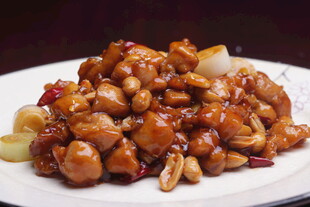 美味宫保鸡丁摆于盘中