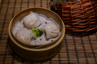 竹制蒸笼里的美味虾饺
