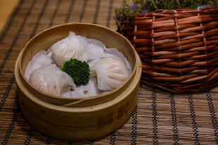 竹制蒸笼里的美味虾饺