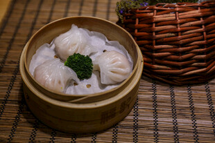 竹制蒸笼里的美味鲜虾饺