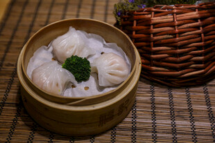 竹制蒸笼里的美味虾饺