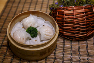 竹制蒸笼里的美味虾饺
