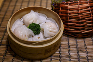 竹制蒸笼里的美味虾饺
