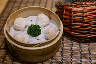 竹制蒸笼里的美味虾饺