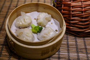 竹制蒸笼里的美味虾饺