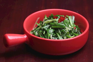 红碗盛新鲜嫩绿蔬菜