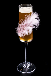 羽毛装饰的高脚啤酒杯