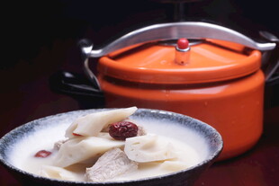 橙色砂煲配滋补养生食材
