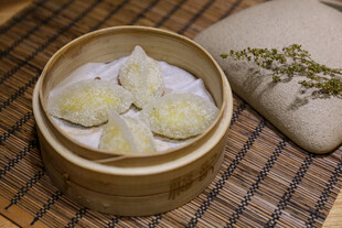 竹制蒸笼里的美味饺子