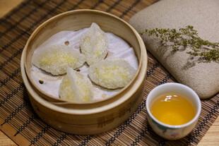 精致小笼包配清香茶饮