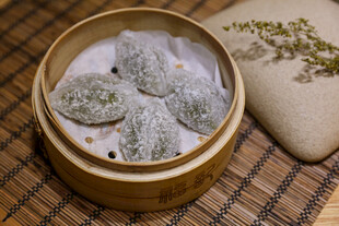 竹制蒸笼里的美味翡翠蒸饺