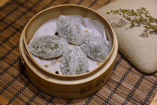 竹制蒸笼里的美味糯米团子