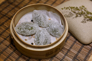 竹制蒸笼里的糯米青团