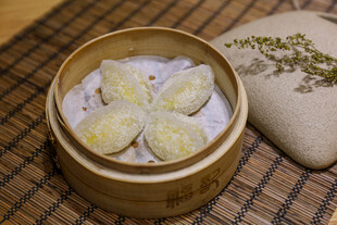 竹制蒸笼中的美味水晶虾饺