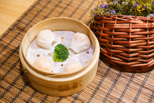 竹制蒸笼里的美味虾饺