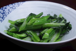 瓷碗中的鲜嫩青炒蔬菜