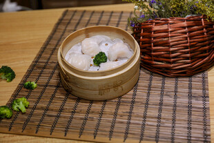 竹制蒸笼里的美味虾饺