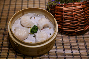 竹制蒸笼里的美味饺子