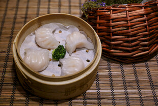 竹制蒸笼里的美味虾饺