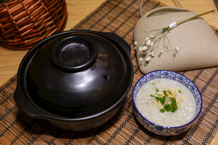 中式砂锅与碗中美食