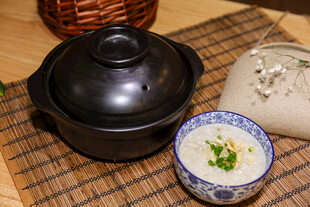 传统砂锅美食与精美瓷碗