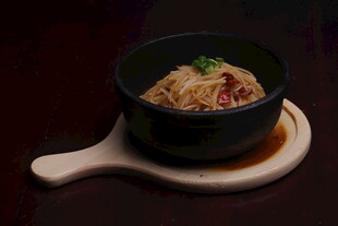 黑色碗装美味特色面条