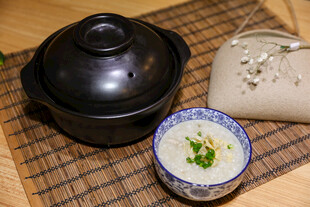 中式砂锅美食与精致小碗