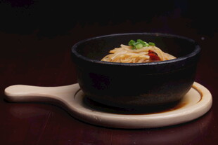 黑色碗装美味特色面食