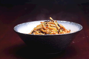 美味热干面盛于碗中
