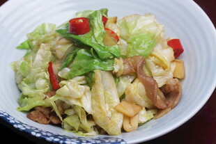 炒白菜配红椒与肉片