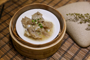 竹制蒸笼中的美味虾饺