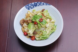 美味炒白菜配红椒肉片