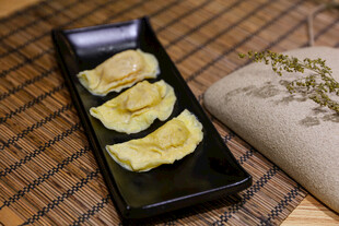 精致摆盘的美味煎饺