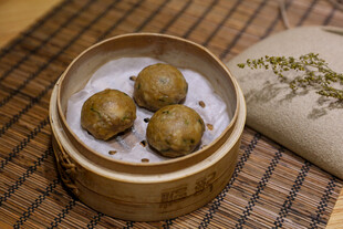 竹制蒸笼里的美味素丸子