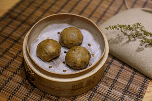 竹制蒸笼中的美味丸子