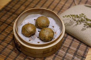 竹制蒸笼里的美味丸子